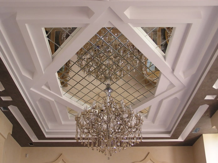 Conception de plafond miroir avec lustre