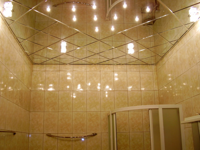 Plafond miroir design avec éclairage spot