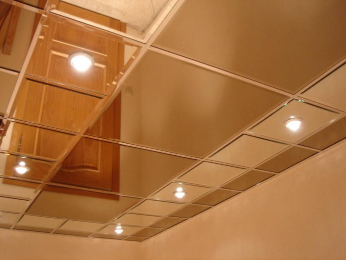 Plafond miroir design avec éclairage spot