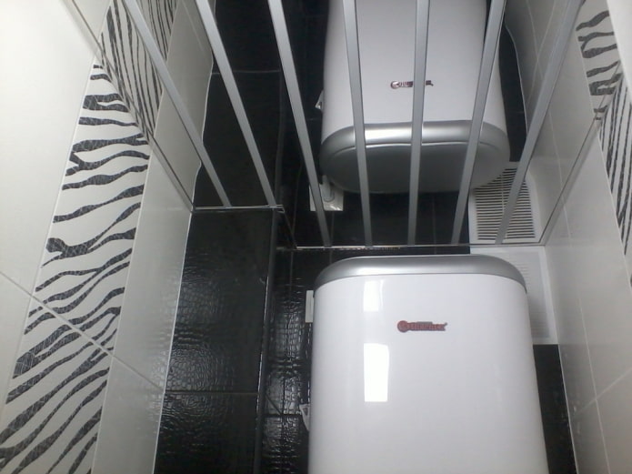 Structure à lattes miroir dans la salle de bain