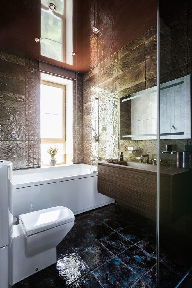 plafond effet miroir dans la salle de bain