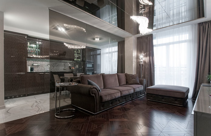 Plafond effet miroir dans le salon
