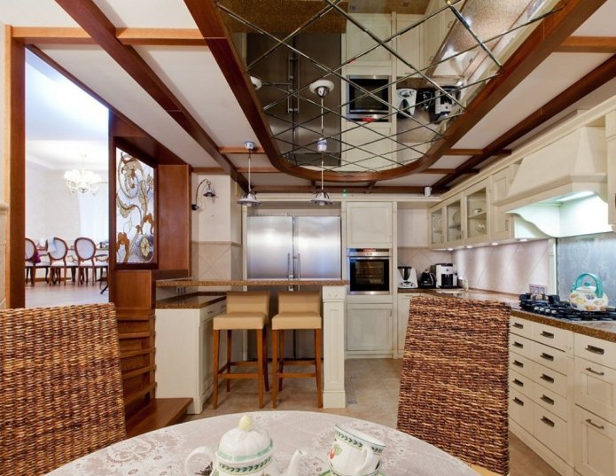Plafond miroir dans la cuisine