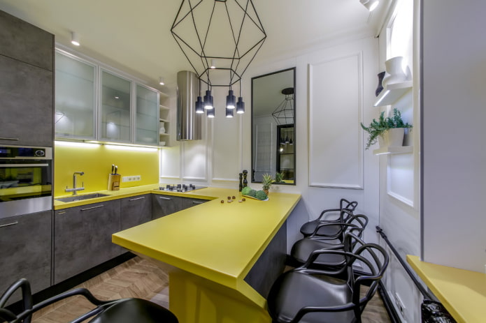 miroir mural dans l'intérieur de la cuisine