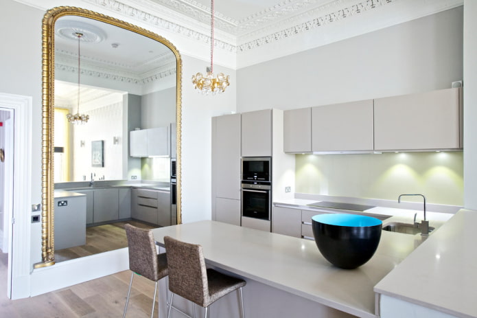 grand miroir dans la cuisine