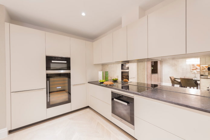 tablier miroir dans la cuisine