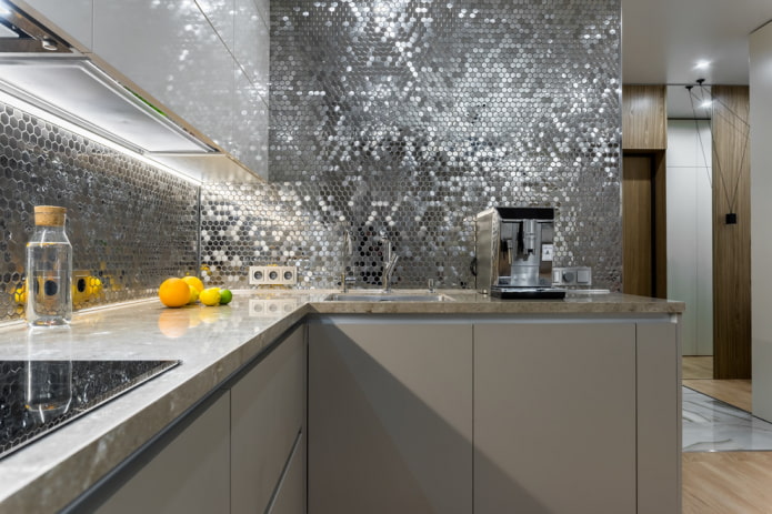 mosaïque miroir dans l'intérieur de la cuisine