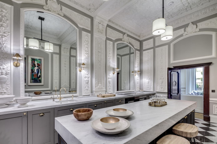 Grands miroirs dans la cuisine