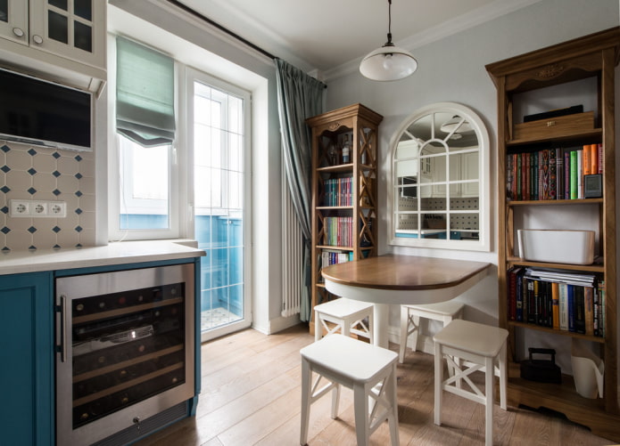 Miroir au-dessus de la table à manger dans la cuisine
