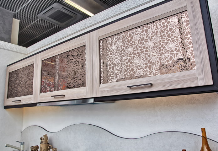 Un miroir avec des dessins à l'intérieur de la cuisine
