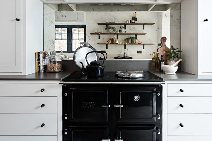 miroir au-dessus de la cuisinière dans l'intérieur de la cuisine