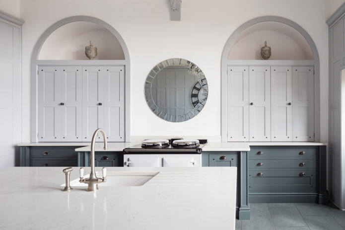 miroir dans l'intérieur de la cuisine