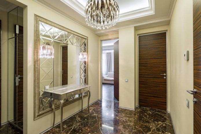Miroir avec un large biseau à l'intérieur