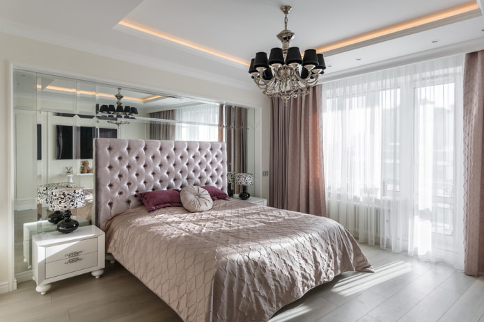 miroir biseauté dans la chambre