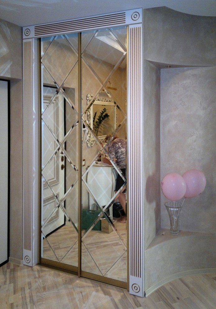 Miroir à facettes intégré à une armoire à l'intérieur