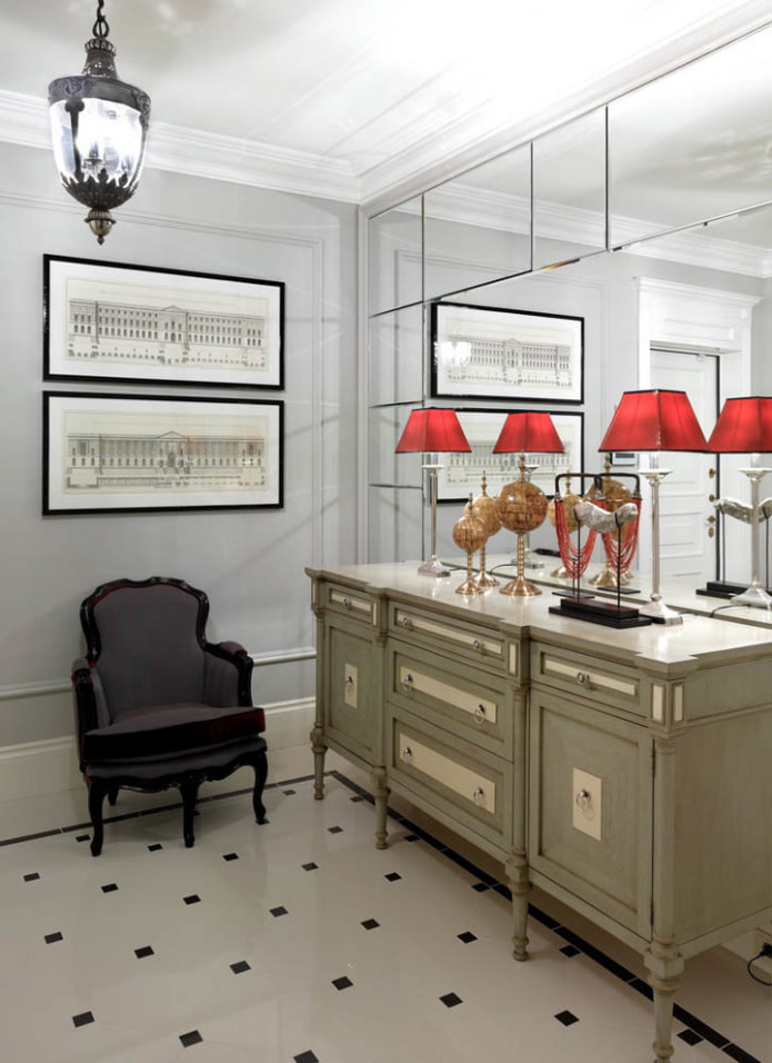 Miroir biseauté au mur à l'intérieur