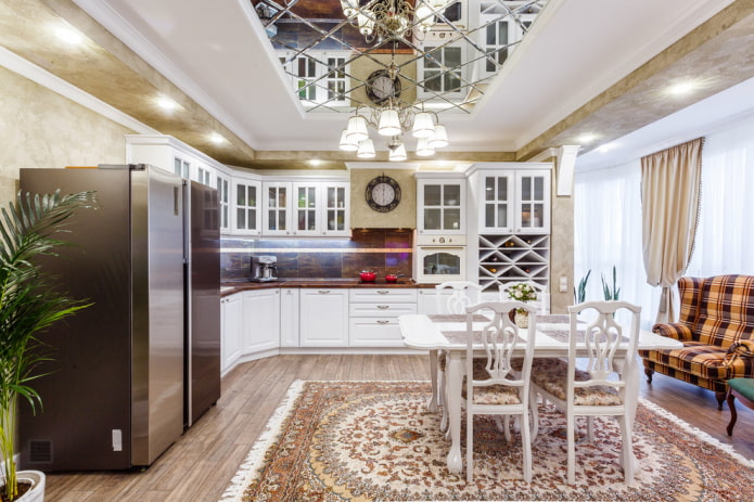 Miroir biseauté au plafond à l'intérieur