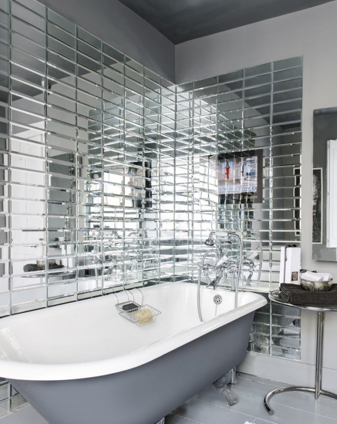 Miroir biseauté dans la salle de bain