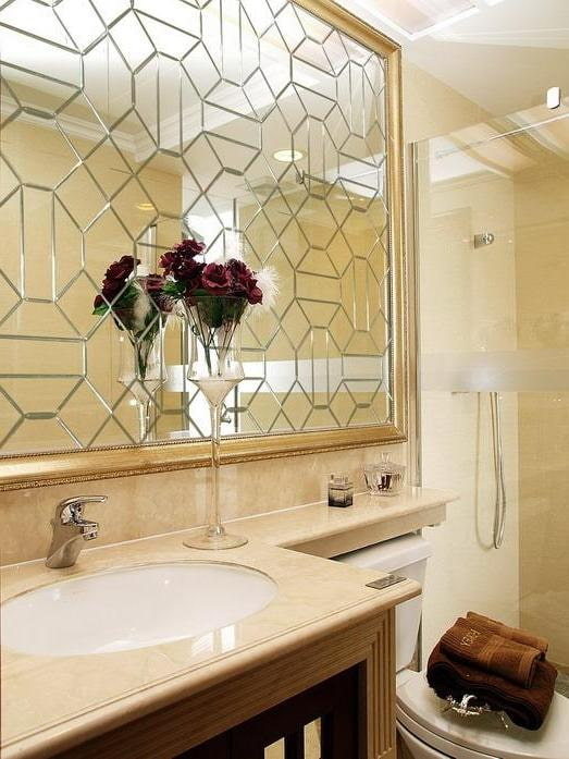 miroir biseauté avec des figures arbitraires à l'intérieur