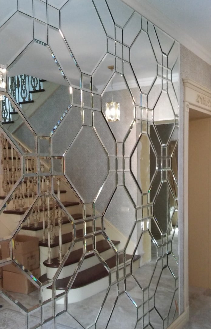 miroir biseauté avec des figures arbitraires à l'intérieur