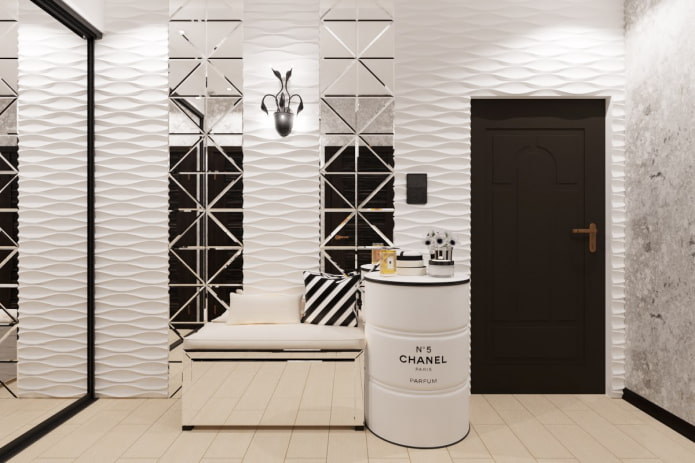 Miroir biseauté dans la salle de bain