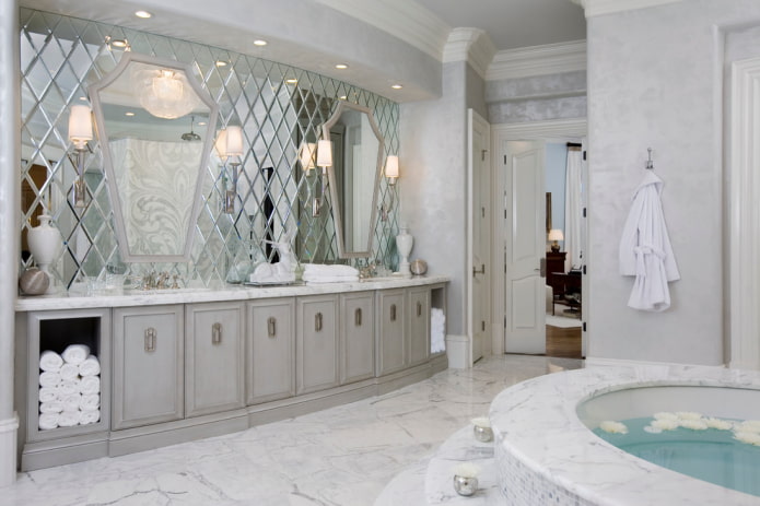 Miroir biseauté dans la salle de bain