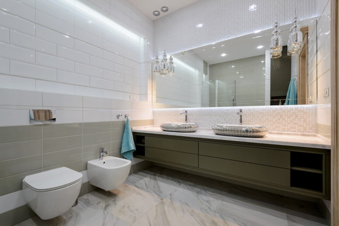 miroir biseauté avec rétroéclairage à l'intérieur