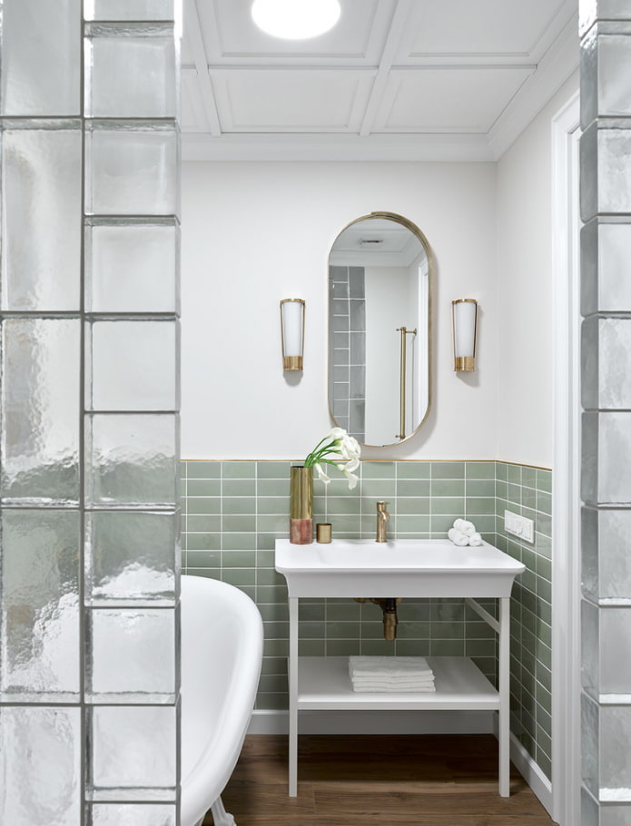 Miroir ovale à l'intérieur