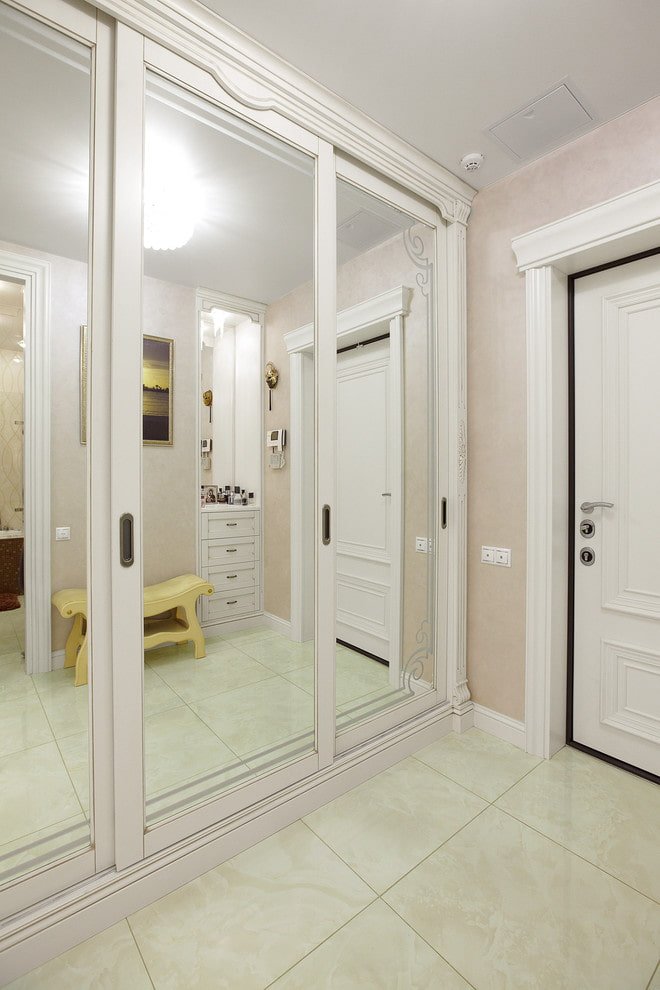 miroir intégré dans une armoire à l'intérieur