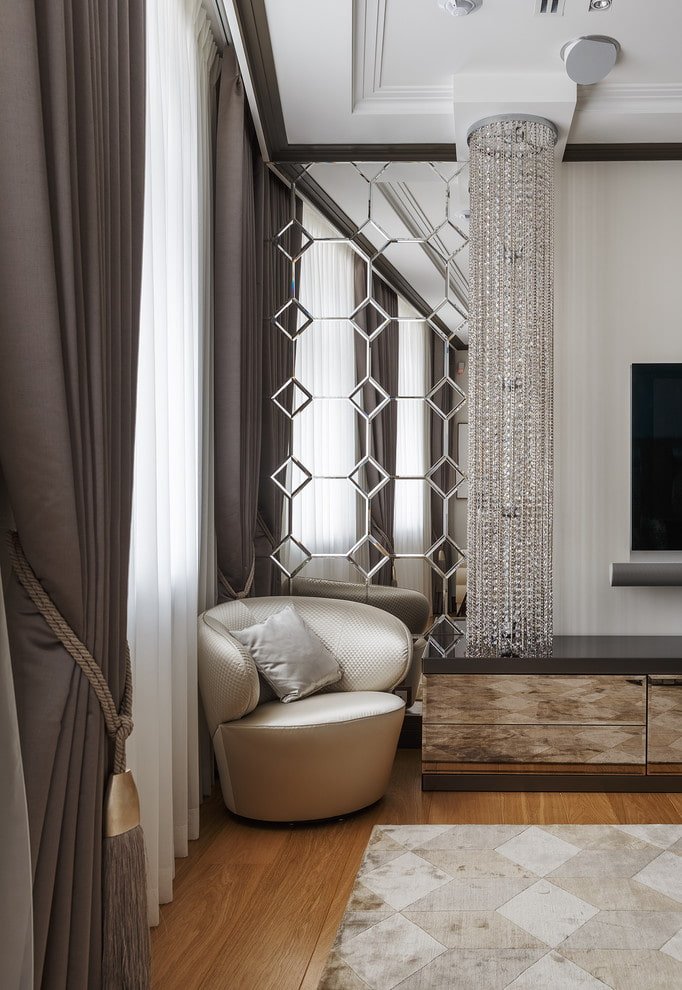 miroir fixé au mur à l'intérieur
