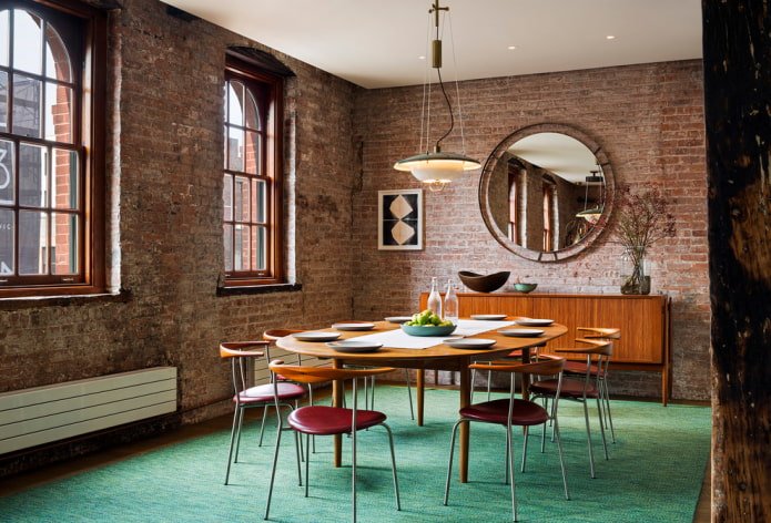 Miroir dans la salle à manger de style loft