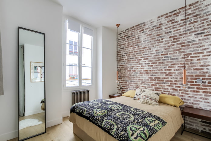 Miroir dans la chambre de style loft