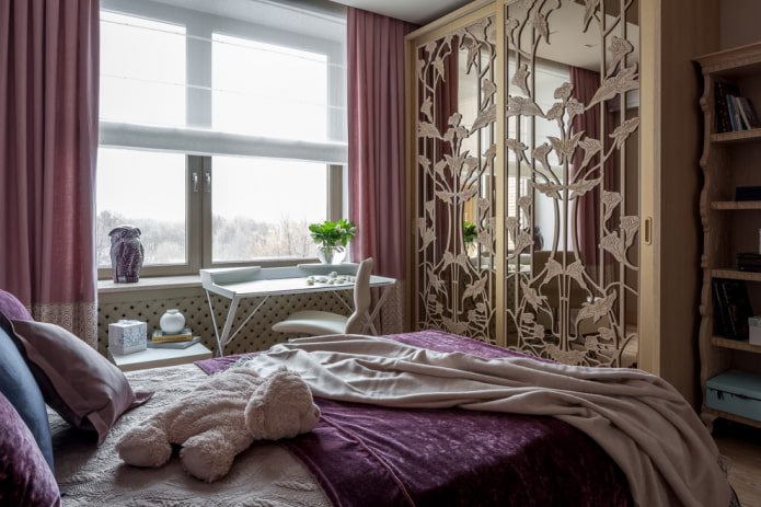 miroir intégré dans une armoire à l'intérieur d'une chambre d'enfant