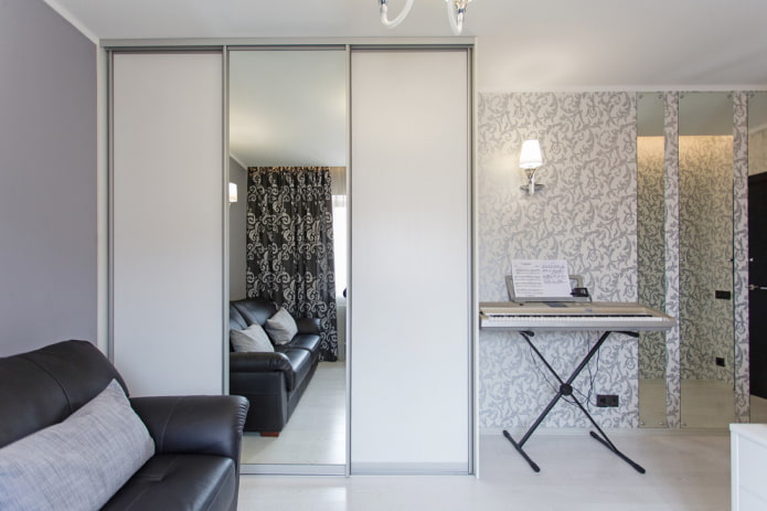 Miroir intégré dans un placard à l'intérieur