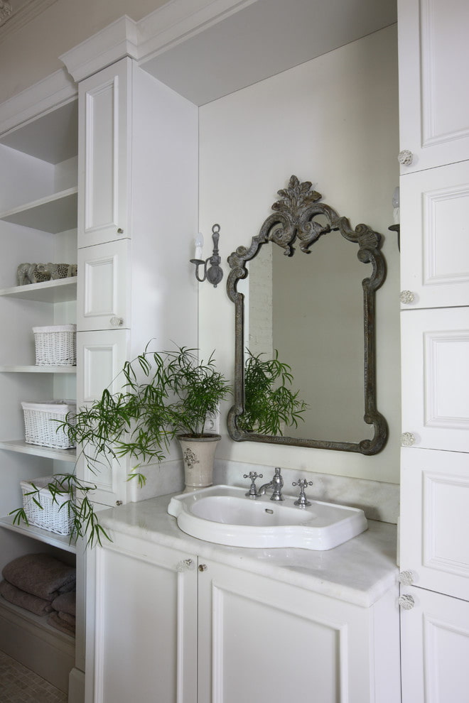 miroir dans un cadre métallique à l'intérieur
