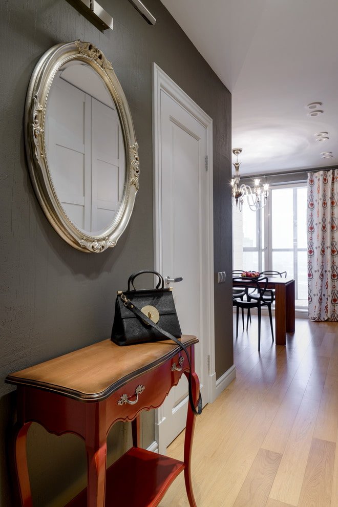 miroir dans un cadre métallique à l'intérieur