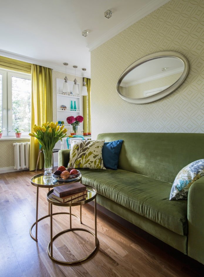 Miroir ovale à l'intérieur