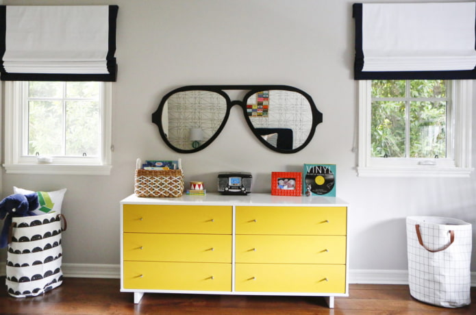 Miroir mural à l'intérieur du bureau d'enfant
