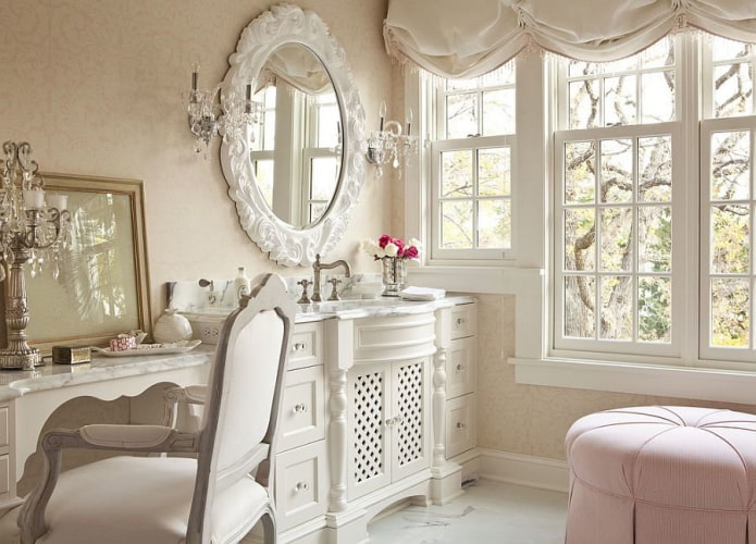 Miroir ovale à l'intérieur de la salle de bain