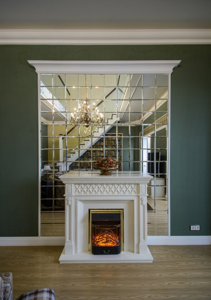 miroir avec gravure carrée à l'intérieur