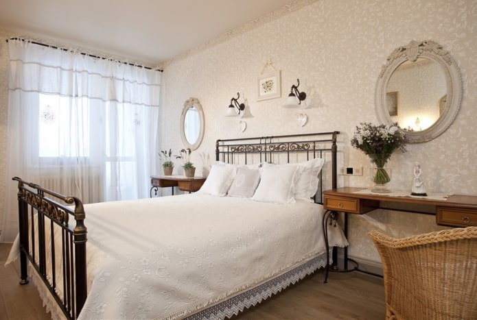 Miroirs dans la chambre de style provençal