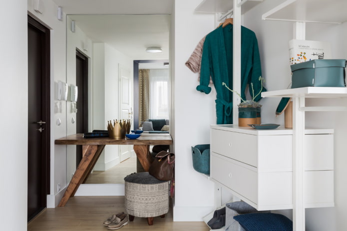 Miroir près de la porte dans le couloir