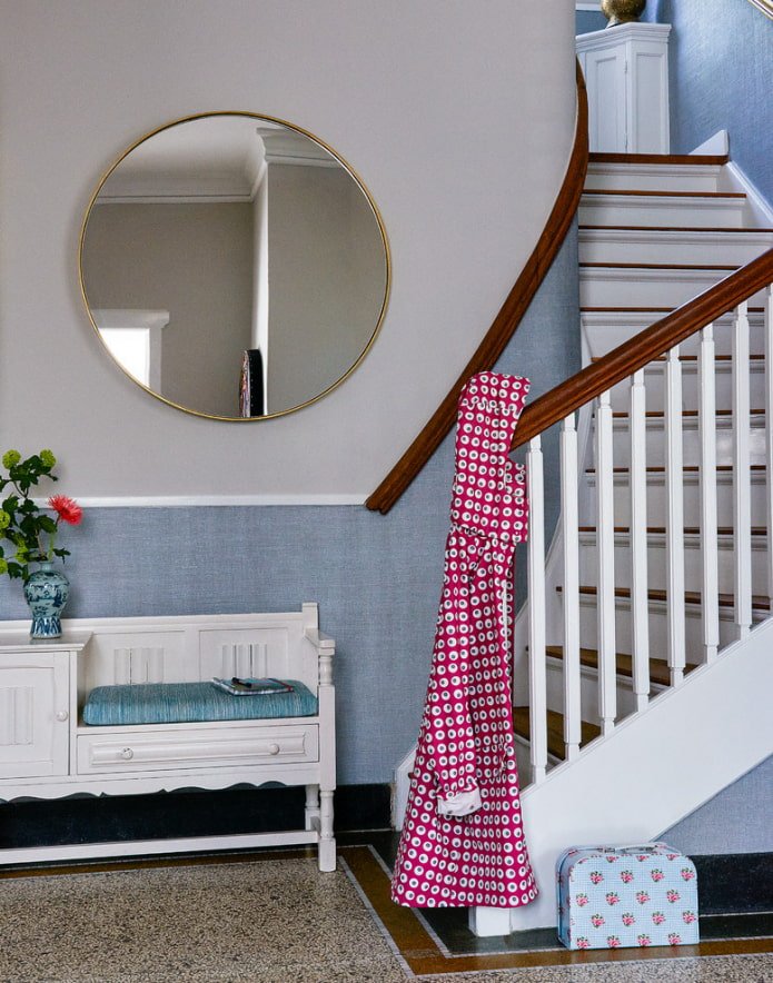 Miroir rond dans un couloir