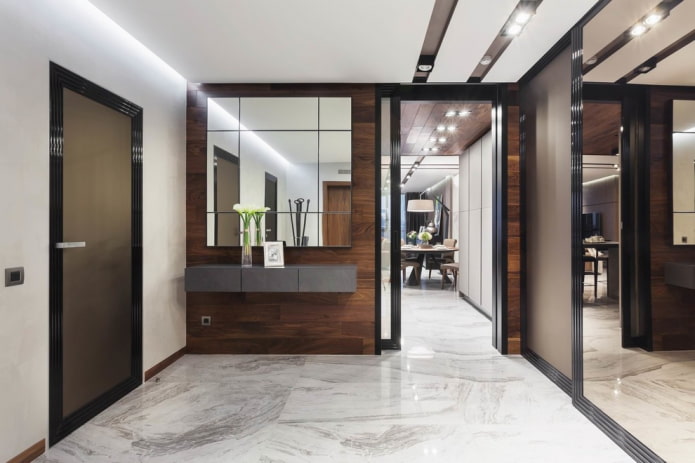 miroir suspendu dans un couloir