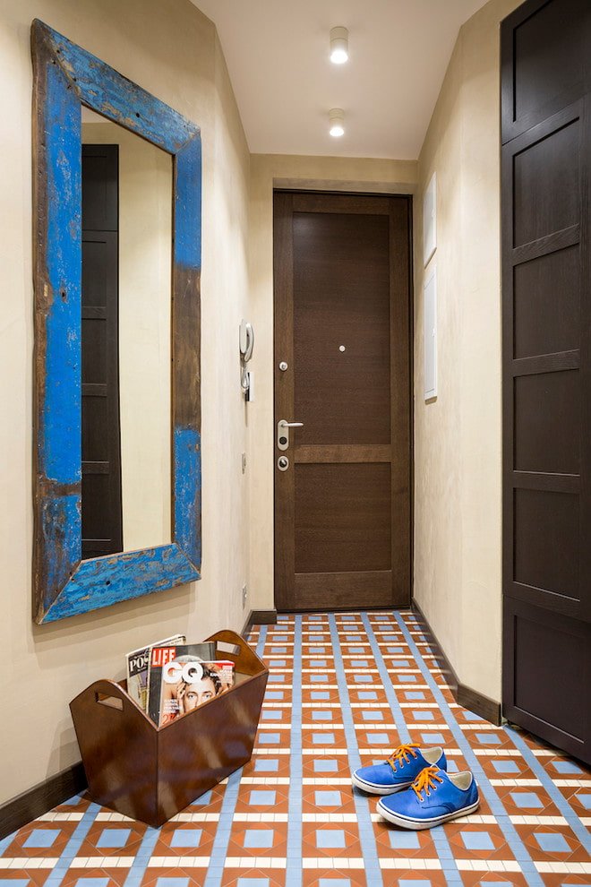 Miroir rectangulaire dans un couloir