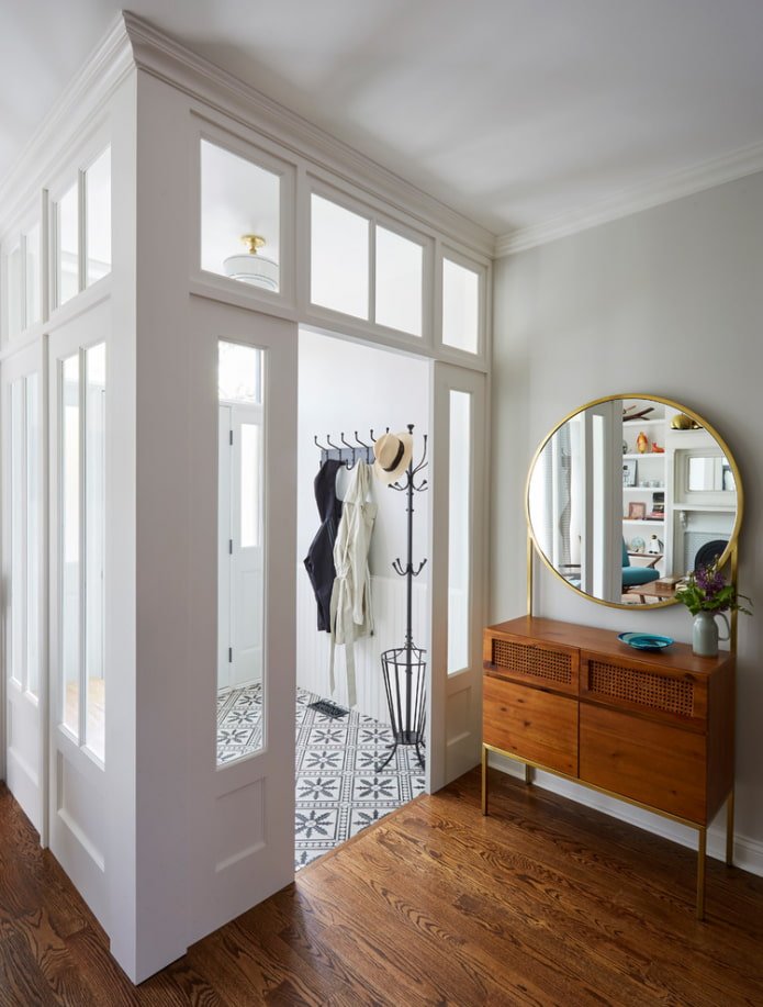 Miroir rond dans un couloir