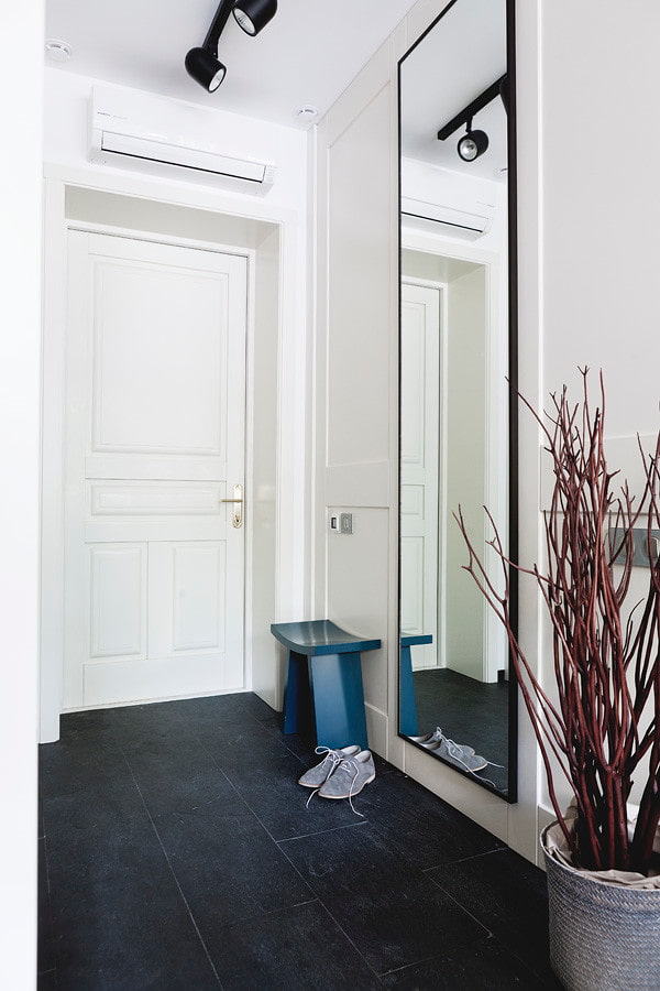 Miroir étroit à l'intérieur du couloir
