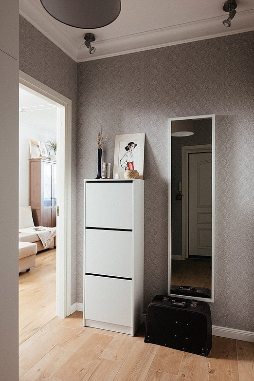 Miroir étroit à l'intérieur du couloir