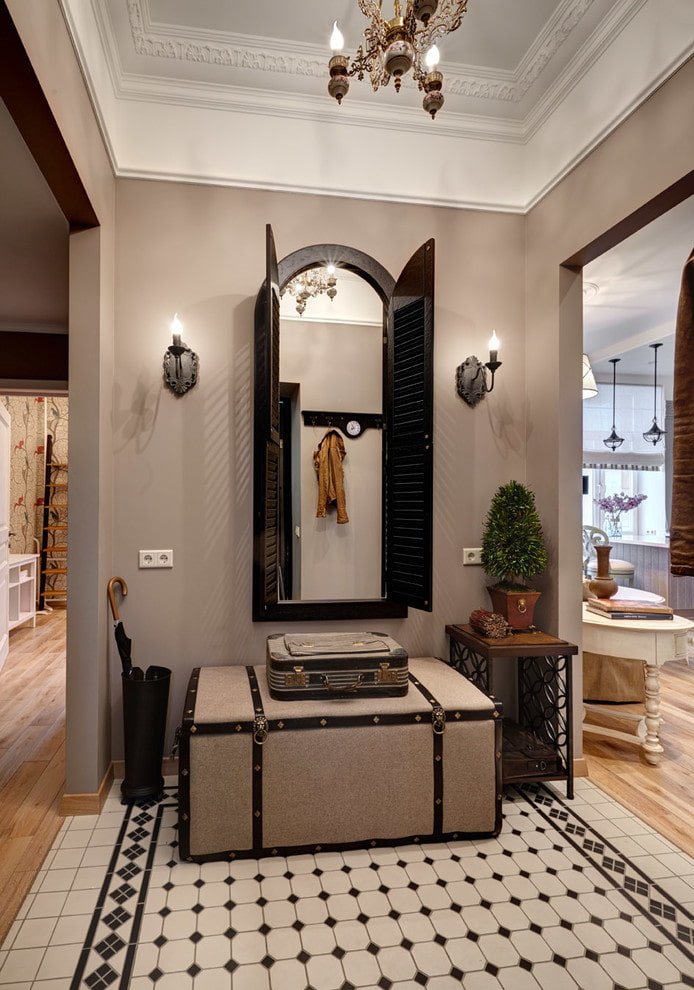 Miroir avec appliques à l'intérieur du couloir