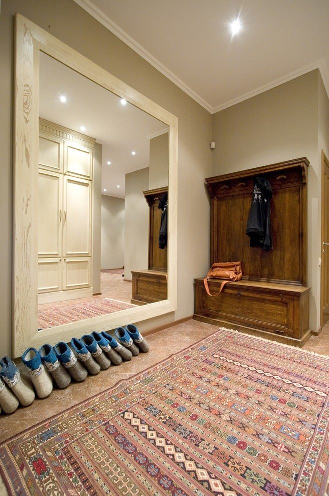 Miroir pleine longueur dans un couloir